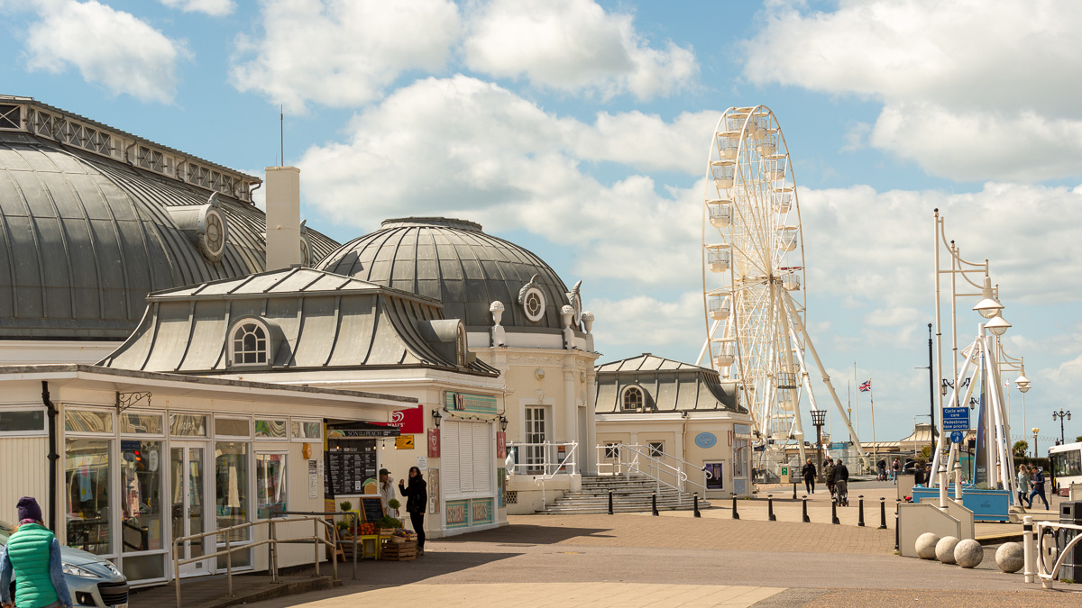 coach day trip to worthing with promenade 